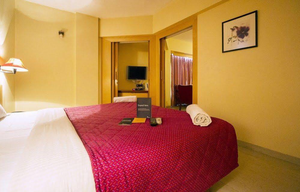 פונה Hotel Gandharva Shivajinagar מראה חיצוני תמונה