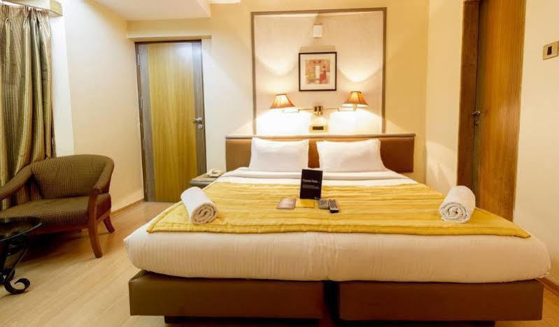 פונה Hotel Gandharva Shivajinagar מראה חיצוני תמונה
